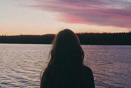 娱乐吃瓜酱背影图片高清